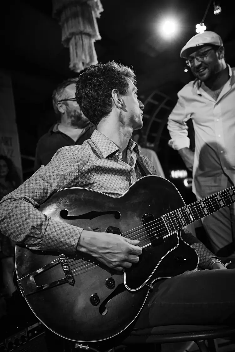 Guitarist exchanging a glance with the double bassist during a jazz performance — Jazz photography by Michaël Gramm