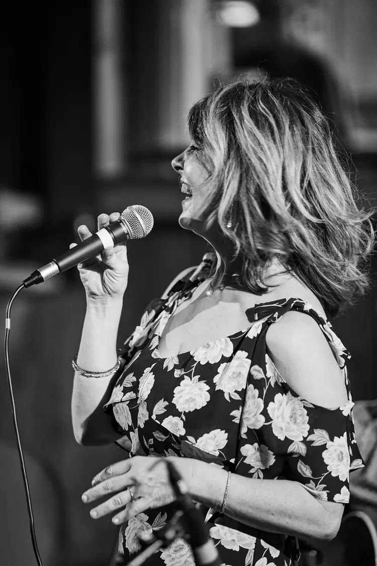Singer in profile at the microphone, photographed in black and white — Jazz photography by Michaël Gramm