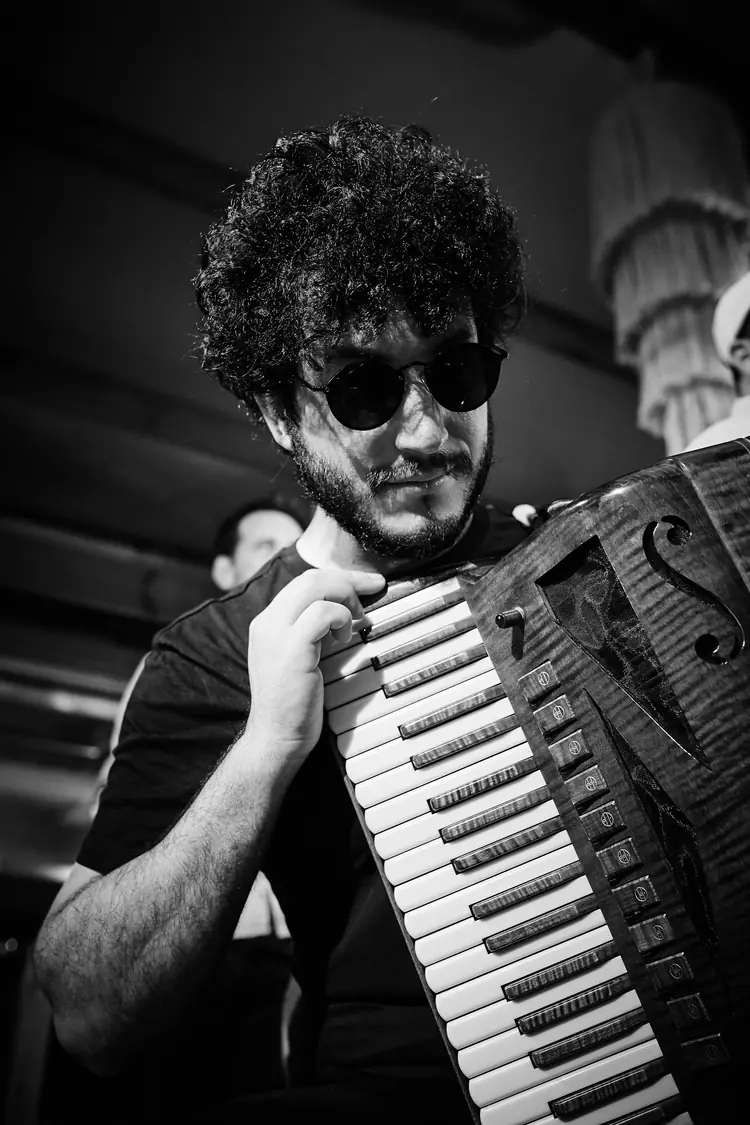 Accordion player wearing sunglasses during a jazz performance, in black and white — Jazz photography by Michaël Gramm