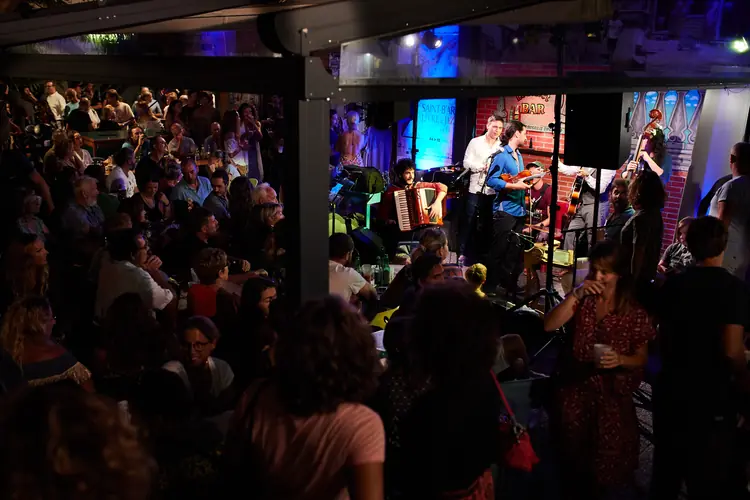 Audience gathered around an intimate jazz performance in a warmly lit venue — Jazz photography by Michaël Gramm