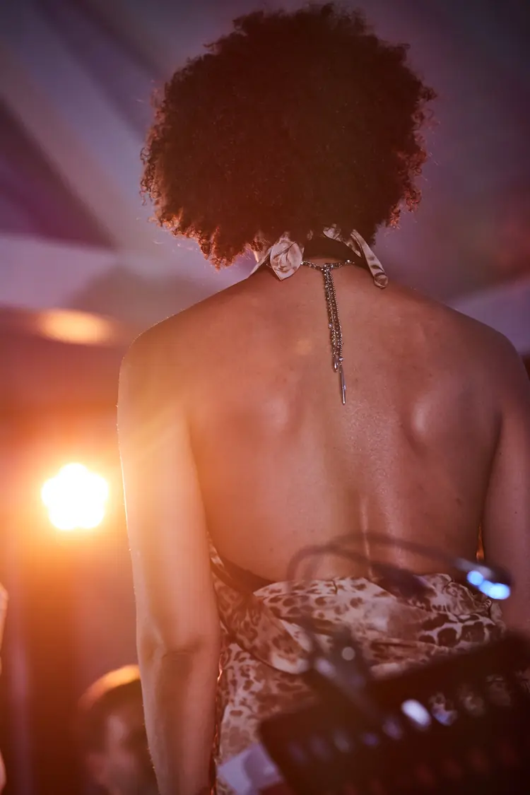 Singer seen from behind against a warm concert spotlight — Jazz photography by Michaël Gramm